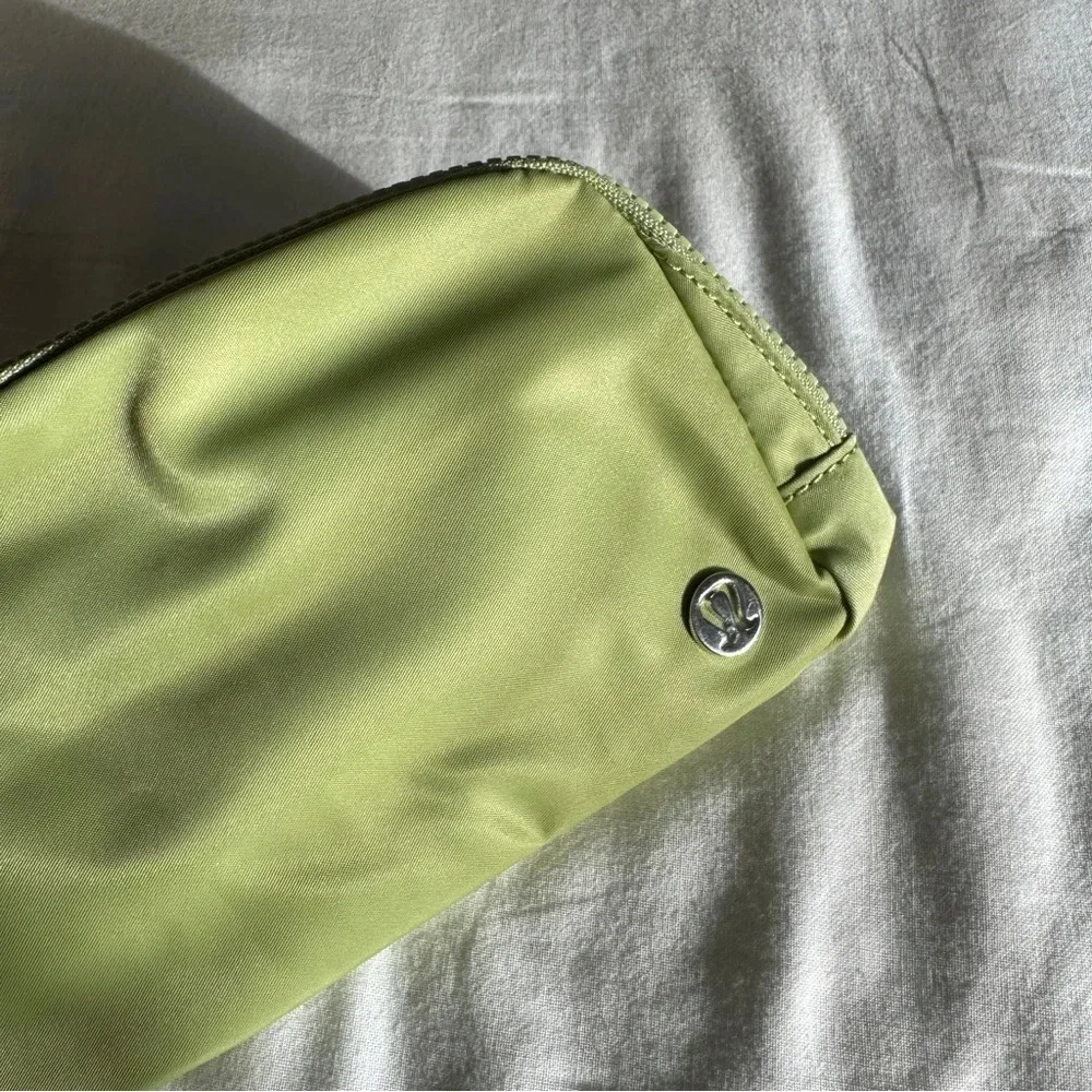 🆕💚 Lululemon Everywhere Belt Bag Edamame Green